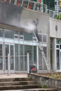 5 Advantages of Commercial Pressure Washing